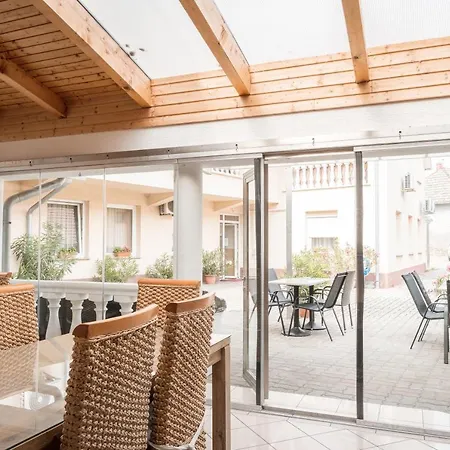 Kaiser Panzió Baja